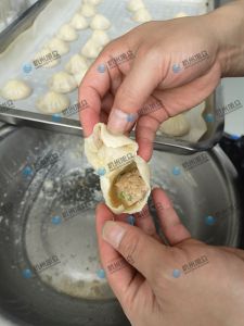 現(xiàn)場(chǎng)給客戶做灌湯包，效果滿意！